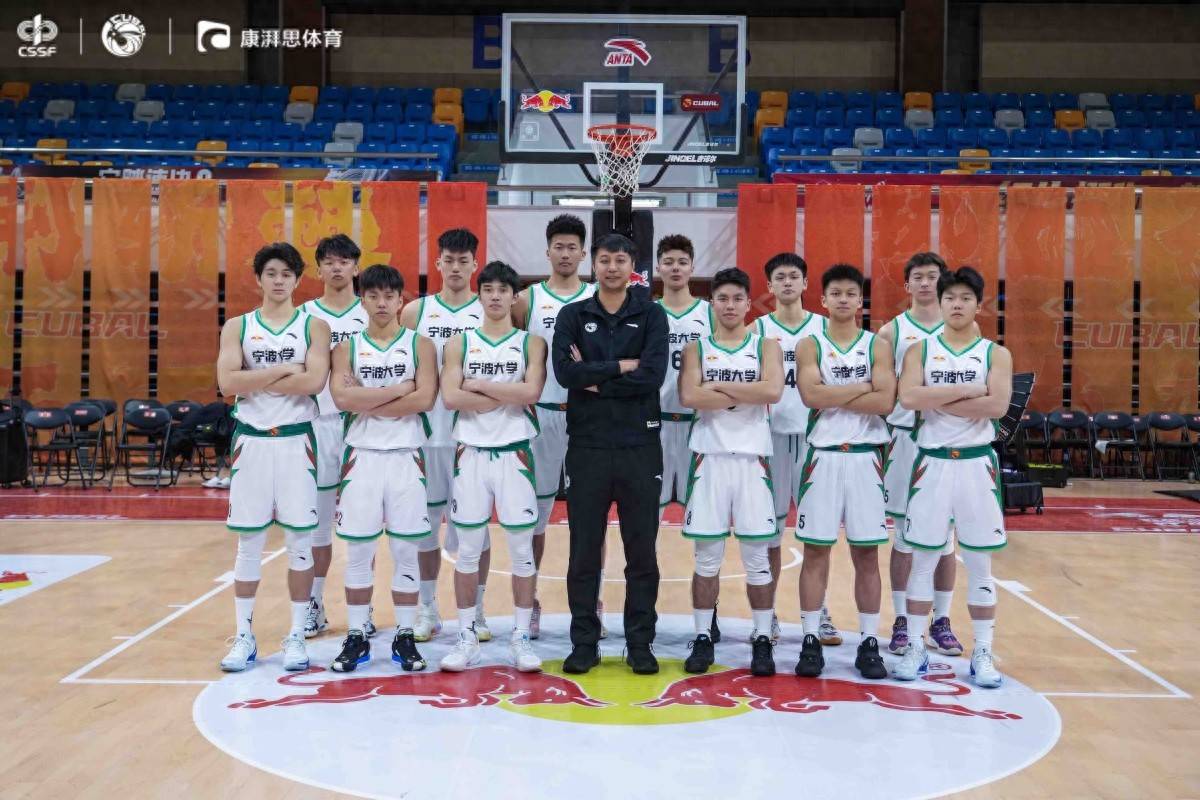 塔吉克斯坦男篮在对阵乌兹别克队时拼尽全力