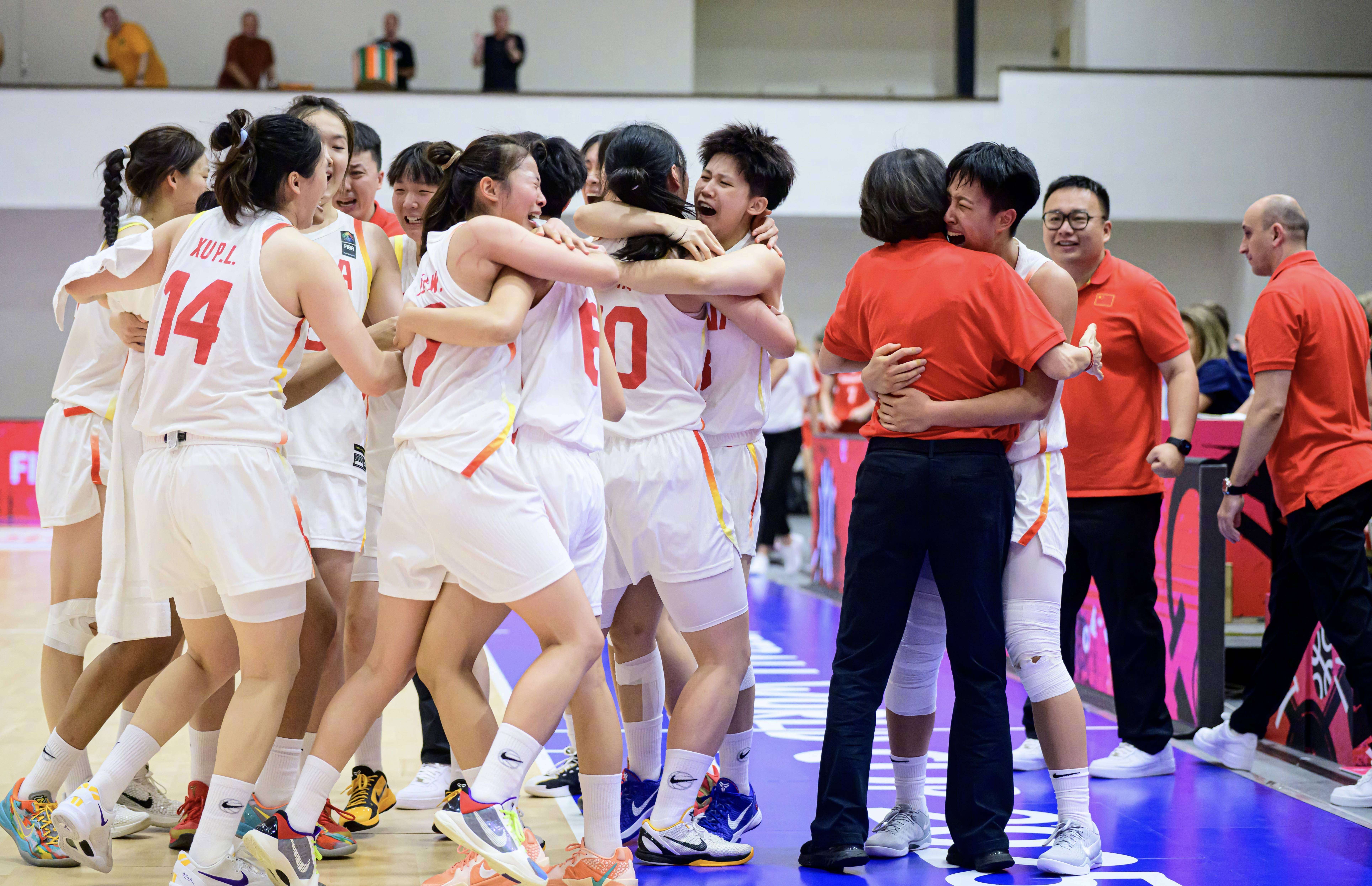 紧张比赛:球队在加时赛中逆转取胜 紧张比赛:球队在加时赛中逆转取胜