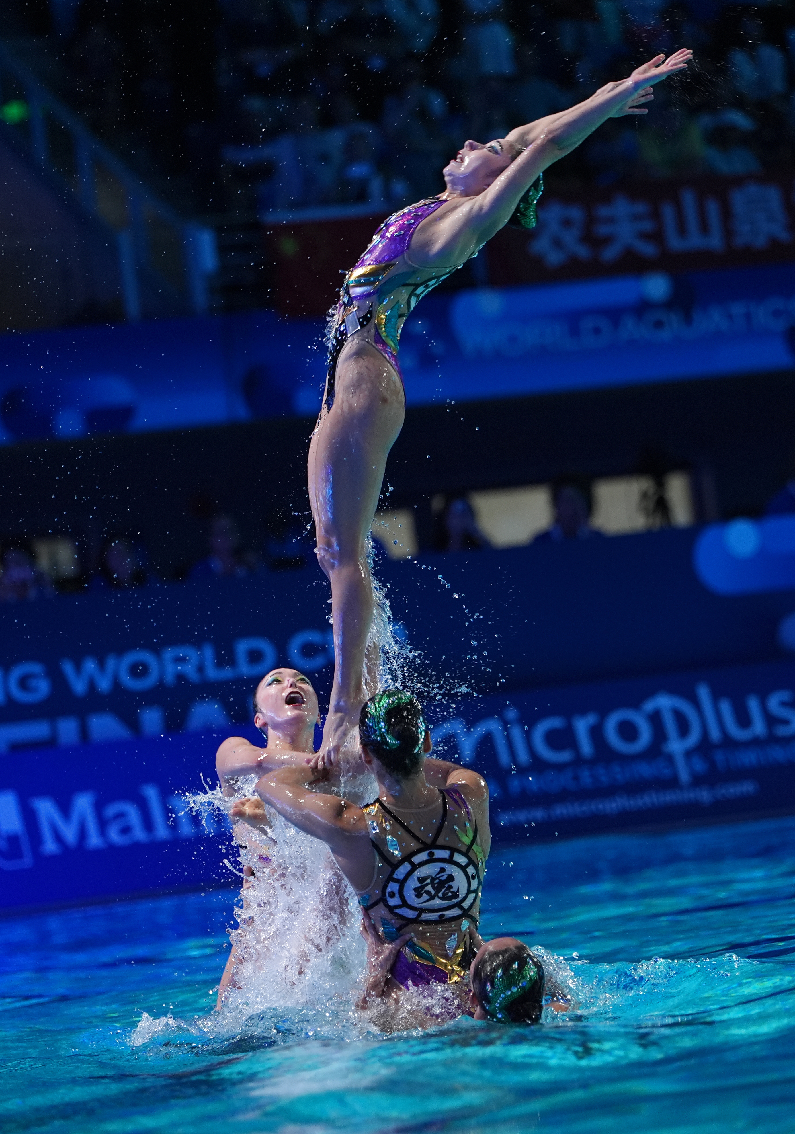 德信体育-游泳比赛花落谁家，实力与意志展示