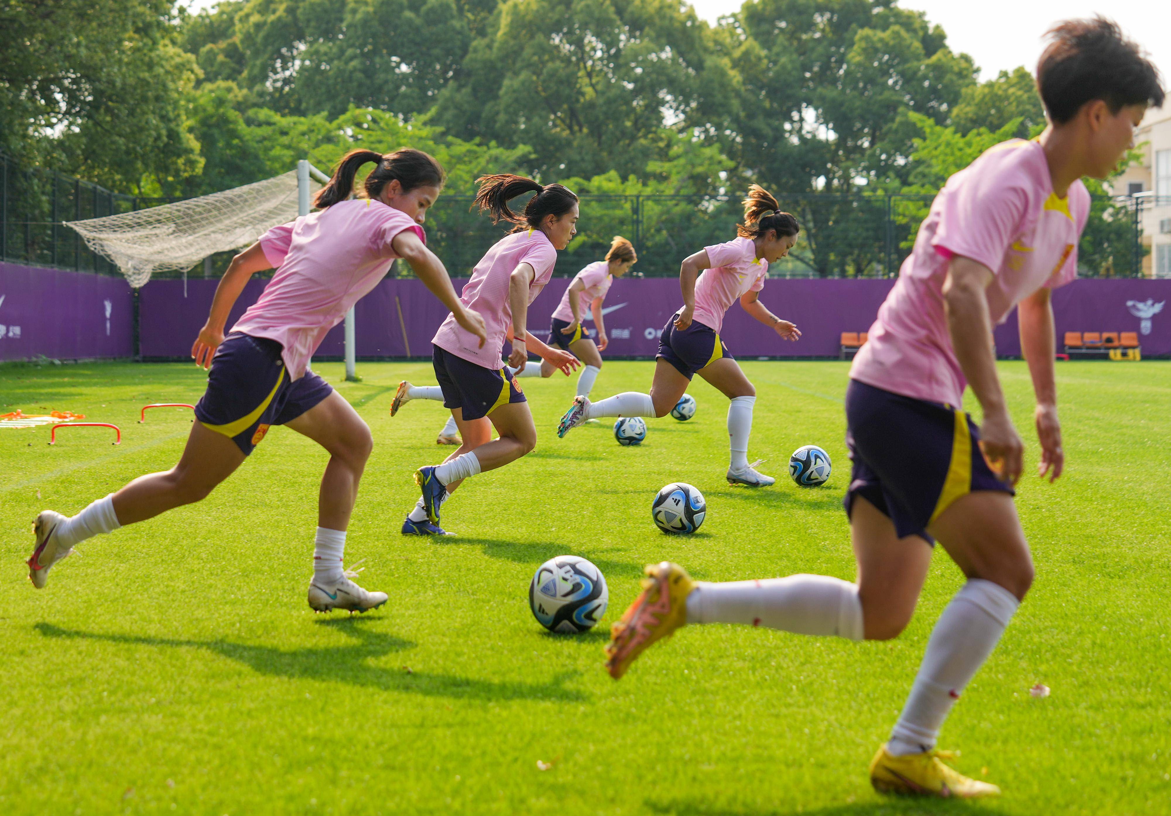 中国女足备战比赛，全力冲刺