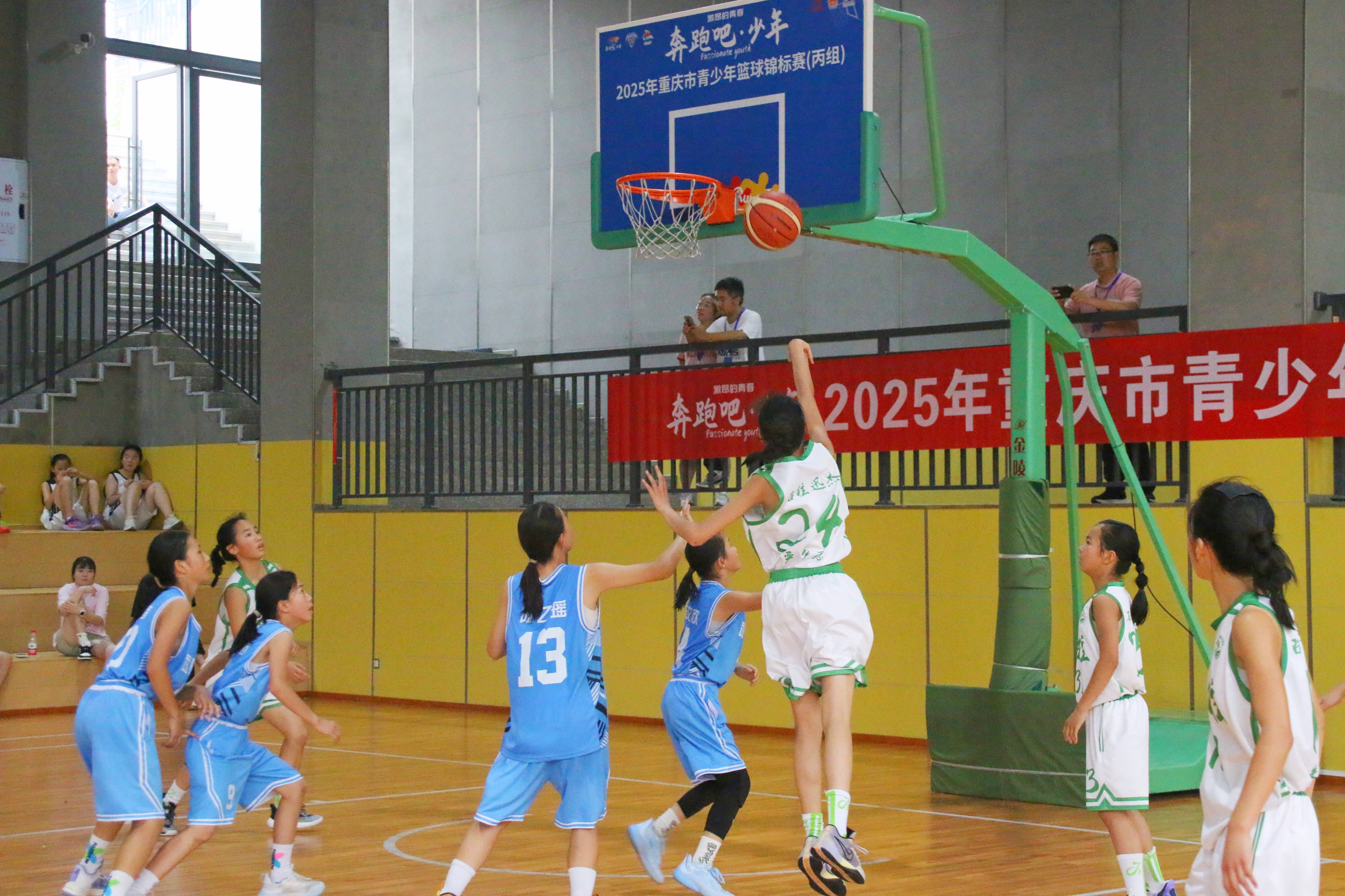 顶级篮球赛事决出胜负,球员们战斗至最后一刻 顶级篮球赛事决出胜负,球员们战斗至最后一刻