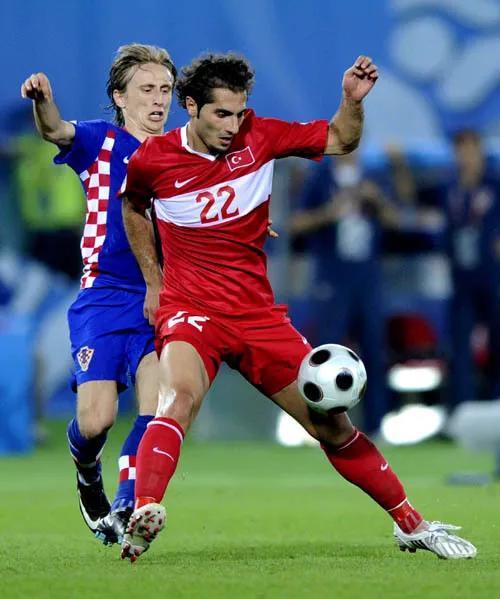 拉脱维亚队球员合作默契，成功逆转战胜