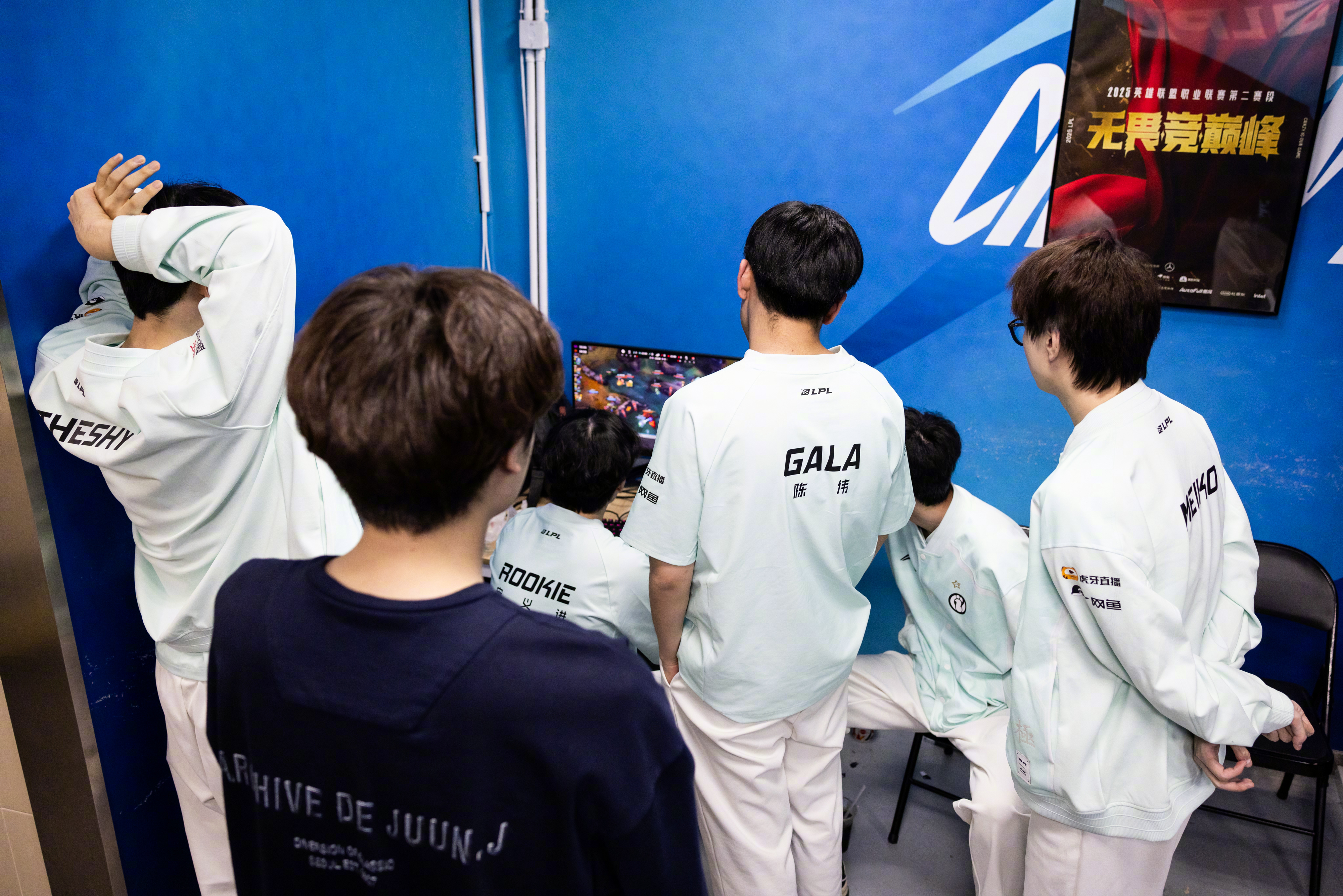 球队备战新赛季，调整战术以迎接挑战